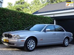 Grijs, metallic lak Gebruikt 2006 Jaguar XJ Sedan | € 8.950
