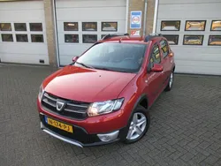 Rood, metallic lak Gebruikt 2015 Dacia Sandero Lauréate Hatchback | € 7.950 (Iets duurder)