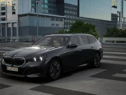 Grijs Nieuw 2025 BMW 530e M Sport Stationwagen | € 86.879 (Eerlijke prijs)