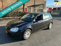 Zwart, metallic lak Gebruikt 2006 VW Golf V Hatchback | € 1.699 (Eerlijke prijs)
