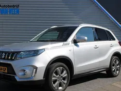 Grijs, metallic lak Gebruikt 2022 Suzuki Vitara SUV | € 24.945 (Eerlijke prijs)