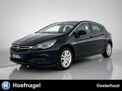 Blauw, metallic lak Gebruikt 2018 Opel Astra Edition Hatchback | € 11.900 (Eerlijke prijs)