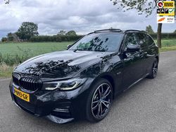 Zwart Gebruikt 2022 BMW 330e Executive Stationwagen | € 38.950 (Eerlijke prijs)