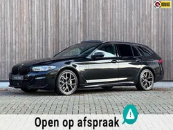Zwart, metallic lak Gebruikt 2022 BMW 530e M Sport Stationwagen | € 41.900 (Eerlijke prijs)