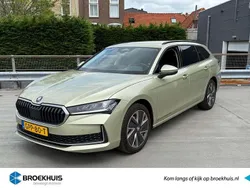 Geel, metallic lak Gebruikt 2024 Skoda Superb First Edition Stationwagen | € 39.900