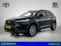 Night sky black metallic (donker zwart metallic) Gebruikt 2025 Toyota Corolla Cross Style SUV | € 38.945 (Iets duurder)