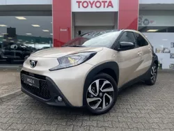 Beige Gebruikt 2024 Toyota Aygo Pulse Hatchback | € 21.995 (Eerlijke prijs)
