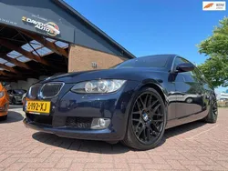 Blauw, metallic lak Gebruikt 2009 BMW 330 Basis Coupé | € 14.950 (Eerlijke prijs)