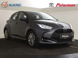 Grijs, metallic lak Gebruikt 2024 Toyota Yaris Hybrid Hatchback | € 23.499 (Eerlijke prijs)