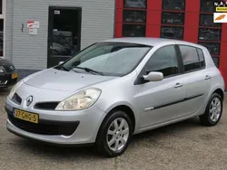 Grijs, metallic lak Gebruikt 2008 Renault Clio R.S. Rip Curl Hatchback | € 1.499 (Eerlijke prijs)