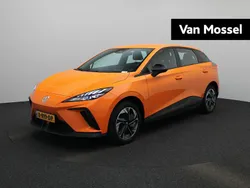 Oranje Gebruikt 2023 MG MG4 EV Hatchback | € 19.840 (Eerlijke prijs)