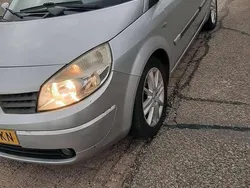 Zilver Gebruikt 2006 Renault Scénic II MPV | € 850 (Goede deal)