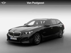 Saphirschwarz metallic (zwart metallic) Nieuw 2025 BMW 520 M Sport Stationwagen | € 84.502 (Duur)