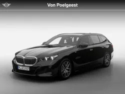 Saphirschwarz metallic (zwart metallic) Nieuw 2025 BMW 520 M Sport Stationwagen | € 84.056 (Eerlijke prijs)