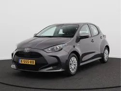 Grijs, metallic lak Gebruikt 2021 Toyota Yaris Active Hatchback | € 18.350 (Eerlijke prijs)