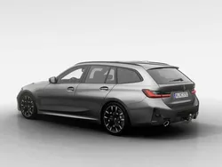Skyscraper grey metallic (grijs metallic) Nieuw 2025 BMW 330e M Sport Stationwagen | € 75.671 (Eerlijke prijs)
