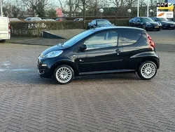Zwart, metallic lak Gebruikt 2012 Peugeot 107 Hatchback | € 2.950 (Eerlijke prijs)