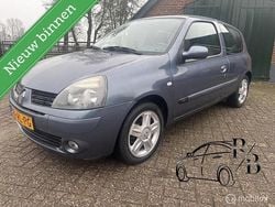 Blauw (metallic) Gebruikt 2005 Renault Clio II Authentique Hatchback | € 999 (Goede deal)