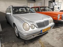 Grijs Gebruikt 2001 Mercedes E200 Stationwagen | € 4.450