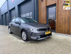 Grijs, metallic lak Gebruikt 2022 Opel Astra Edition Hatchback | € 16.999 (Eerlijke prijs)