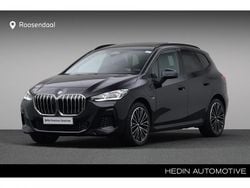 Saphirschwarz metallic (donker zwart metallic) Gebruikt 2024 BMW 225 Active Tourer Comfort Edition MPV | € 42.880 (Goede deal)