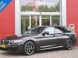 Zwart Gebruikt 2023 BMW 530e Comfort Edition Stationwagen | € 45.945 (Eerlijke prijs)