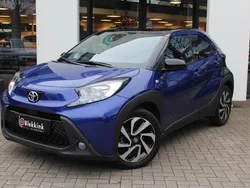 Blauw, metallic lak Gebruikt 2023 Toyota Aygo Pulse Hatchback | € 17.950 (Eerlijke prijs)