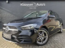 Zwart, metallic lak Gebruikt 2022 Mercedes B250 AMG line MPV | € 31.950 (Eerlijke prijs)