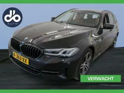 Zwart Gebruikt 2021 BMW 530e Executive Stationwagen | € 26.934 (Goede deal)