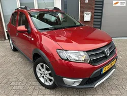 Rood Gebruikt 2013 Dacia Sandero Lauréate Hatchback | € 4.999 (Eerlijke prijs)
