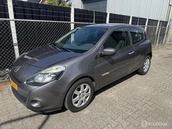 Grijs Gebruikt 2011 Renault Clio II Authentique Hatchback | € 1.850 (Eerlijke prijs)