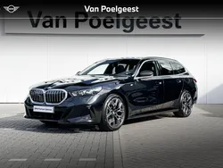 Zwart, metallic lak Gebruikt 2024 BMW 520 Comfort Edition Stationwagen | € 79.900 (Eerlijke prijs)
