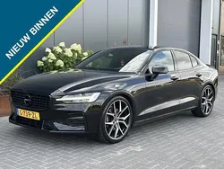 Zwart Gebruikt 2020 Volvo S60 R-Design Sedan | € 25.995 (Eerlijke prijs)