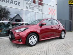 Rood Gebruikt 2021 Toyota Yaris Hybrid Hatchback | € 19.999 (Eerlijke prijs)
