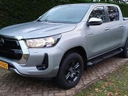 Grijs (metallic) Gebruikt 2024 Toyota HiLux Pickup | € 44.500 (Duur)