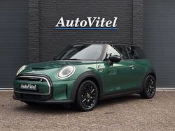 Groen (metallic) Gebruikt 2023 Mini Cooper SE Classic Hatchback | € 21.945