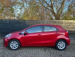 Rood Gebruikt 2015 Kia Rio Hatchback | € 7.450 (Eerlijke prijs)