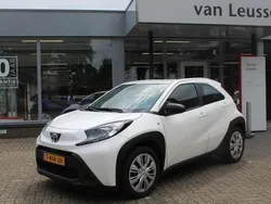 Wit Gebruikt 2023 Toyota Aygo Play Hatchback | € 16.440 (Eerlijke prijs)