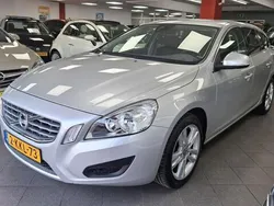 Zilver Gebruikt 2013 Volvo V60 Momentum Stationwagen | € 11.950 (Eerlijke prijs)