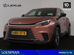 Bruin, metallic lak Gebruikt 2025 Lexus LBX SUV | € 39.945