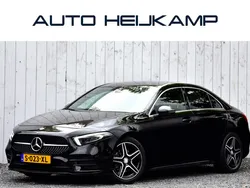 Zwart, metallic lak Gebruikt 2022 Mercedes A200 AMG line Hatchback | € 29.950 (Eerlijke prijs)