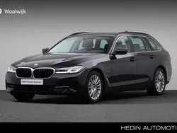 Zwart Gebruikt 2022 BMW 520 Executive Stationwagen | € 36.880 (Goede deal)
