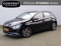 Phantom black (zwart metallic) Gebruikt 2024 Hyundai i20 Comfort Hatchback | € 19.940 (Eerlijke prijs)