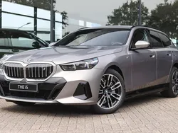 Oxidgrau ii Nieuw 2024 BMW i5 M Sport Sedan | € 82.114 (Super prijs)