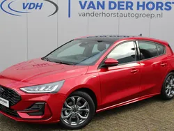 Rood, metallic lak Gebruikt 2023 Ford Focus ST-Line Hatchback | € 27.480 (Duur)