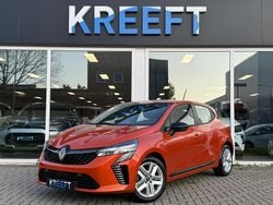 Oranje Gebruikt 2024 Renault Clio V Evolution Hatchback | € 18.450 (Eerlijke prijs)