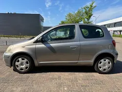 Grijs Gebruikt 2005 Toyota Yaris Hatchback | € 990 (Eerlijke prijs)