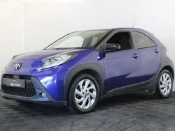 Blauw, metallic lak Gebruikt 2023 Toyota Aygo Hatchback | € 15.999 (Eerlijke prijs)