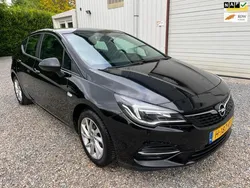 Zwart Gebruikt 2020 Opel Astra Edition Hatchback | € 10.998 (Eerlijke prijs)