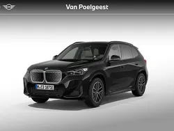 Saphirschwarz metallic (475) (zwart metallic) Nieuw 2025 BMW iX1 M Sport SUV | € 55.225 (Super prijs)